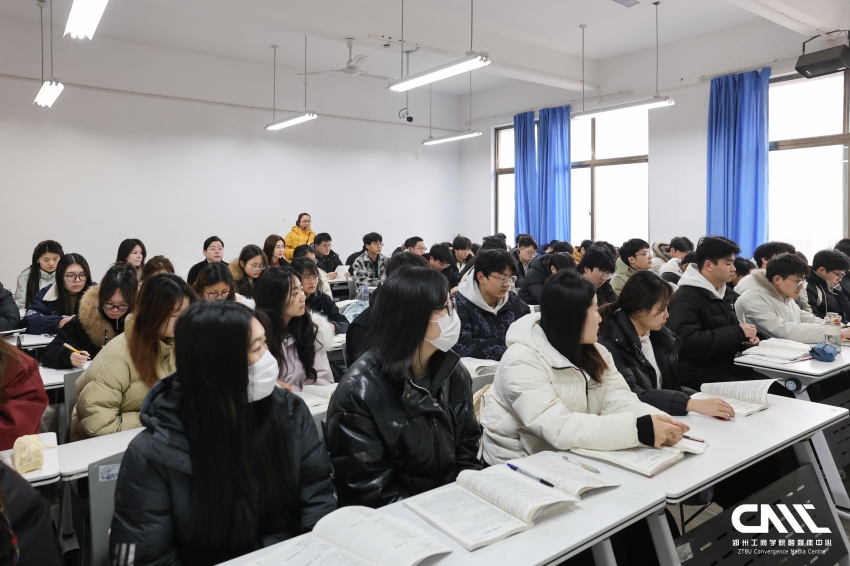 校领导深入课堂听评新学期开学第一课